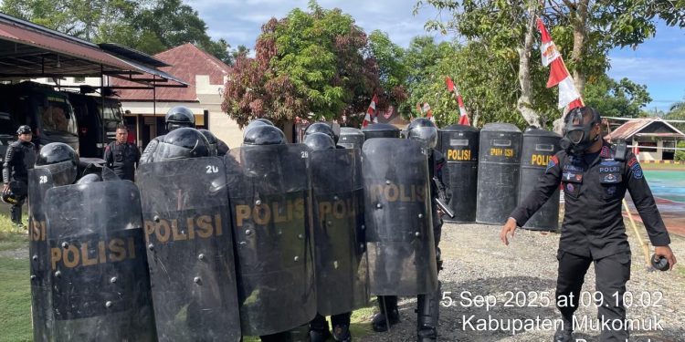 Personel Kompi 1 Batalyon C Pelopor Satbrimob Polda Bengkulu Gelar Latihan PHH untuk Meningkatkan Kemampuan dan Kesiapsiagaan