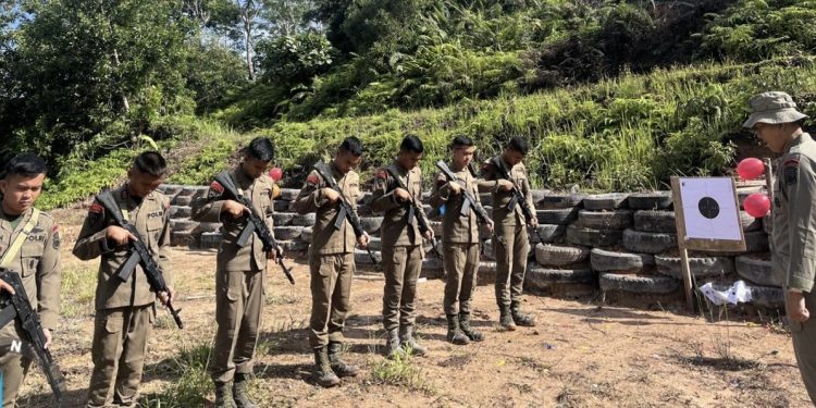 Personel Kompi 2 Batalyon C Pelopor Brimob Bengkulu Laksanakan Latihan Menembak Senjata AK-74