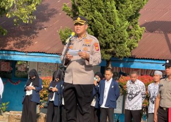 Dukung Program Quick Wins Kapolri, Karoops Polda Bengkulu Menjadi Pembina Upacara di SMPN 8 : Polisi Hadir di Dunia Pendidikan