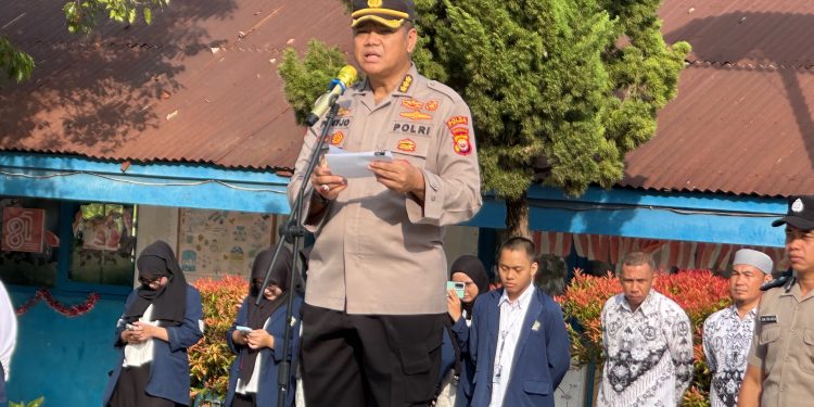 Dukung Program Quick Wins Kapolri, Karoops Polda Bengkulu Menjadi Pembina Upacara di SMPN 8 : Polisi Hadir di Dunia Pendidikan