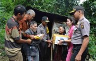 Peduli Terhadap Warganya, Kapolres Kepahiang Berikan Bantuan Kepada Kakek Bute