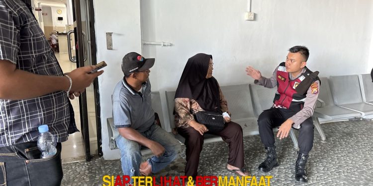 Personel Pos Shelter Ditsamapta Polda Bengkulu Tanggap Cepat Lakalantas Dekat Pantai Pasir Putih