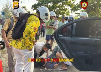 Anggota Ditsamapta Polda Bengkulu Sigap Membantu Korban Laka Lantas di Pantai Panjang