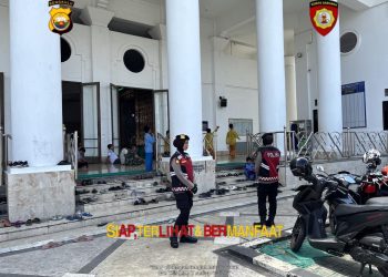 Polwan Ditsamapta Polda Bengkulu Laksanakan Pengamanan Sholat Jumat Di Sejumlah Masjid Kota Bengkulu