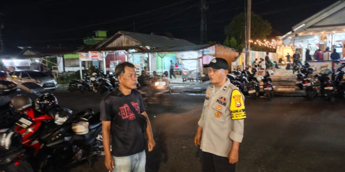 Bhabinkamtibmas Anggut Atas Sambangi Pusat Keramaian, Sampaikan Himbauan Kamtibmas
