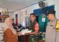 Bhabinkamtibmas Belakang Pondok Monitoring Penyaluran Bantuan Pangan kepada Masyarakat Yang Membutuhkan
