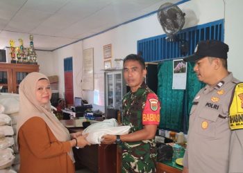 Bhabinkamtibmas Belakang Pondok Monitoring Penyaluran Bantuan Pangan kepada Masyarakat Yang Membutuhkan