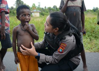 Polwan Satgas Ops Damai Cartenz Berikan Sentuhan Humanis Bersama Anak-Anak Nduga