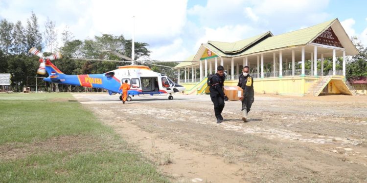 Helikopter AW169 Polri Distribusikan 348 Kg Logistik Kemanusiaan untuk Korban Bencana di Aceh Tamiang