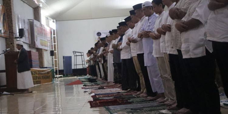 PJU Polda Bengkulu Gelar Sholat IED Di Gedung Adem Polda Bengkulu