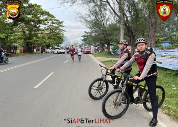 Anggota Ditsamapta Polda Bengkulu Laksanakan Patroli Bersepedah di Pantai Panjang