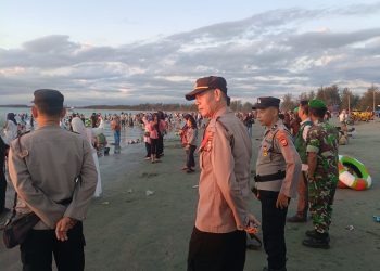 Menjelang Magrib, Piket Pos Pam Pantai Zakat Imbau Wisatawan Berhenti Mandi Laut