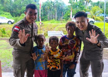 Satgas Ops Damai Cartenz Berbagi Bingkisan Makanan Ke Warga Kampung Ansudu, Sarmi, Papua