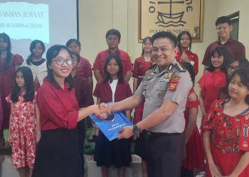 Dukung Generasi Muda Berprestasi, Polda Bengkulu Serahkan Tali Kasih kepada Rafflesia Chamber Singers Kids and Teens