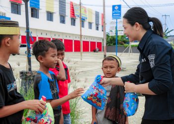 Satgas Humas Ops Damai Cartenz Berbagi Bersama Warga dan Anak-Anak di Jayapura