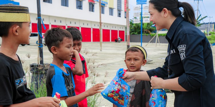 Satgas Humas Ops Damai Cartenz Berbagi Bersama Warga dan Anak-Anak di Jayapura