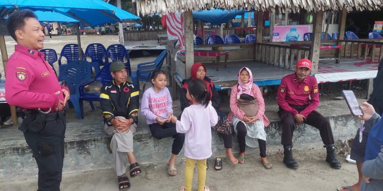 Anggota Ditpamobvit Polda Bengkulu Melaksanakan Patroli Dialogis dengan Masyarakat di Objek Wisata Pantai Panjang