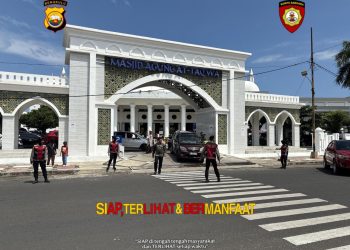 Polwan Ditsamapta Polda Bengkulu melaksanakan Pengamanan Sholat Jum’at di Masjid Agung At-Taqwa Bengkulu