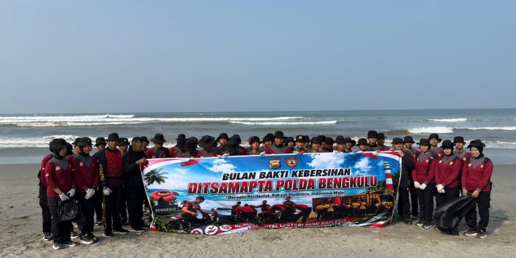 Jaga Kebersihan Pantai Panjang, Dirsamapta Polda Bengkulu Bersama Personel Gelar Aksi Bersih Pantai dan Pembinaan Fisik