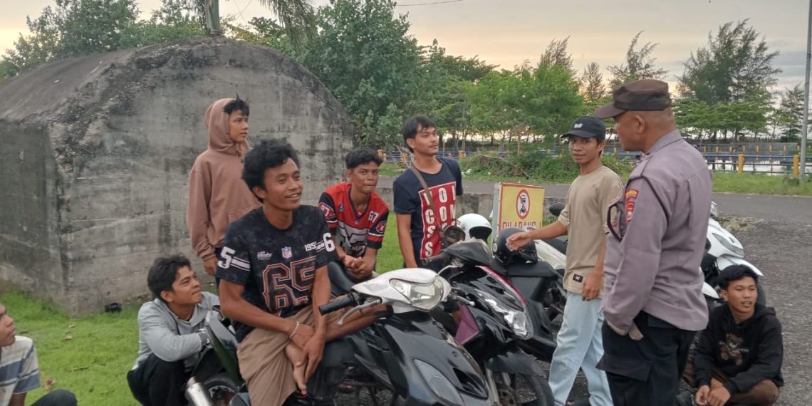 Personel Teluk 01 Berikan Imbauan Kamtibmas kepada Pengunjung dan Para Remaja di Pantai Zakat