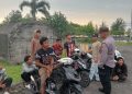 Personel Teluk 01 Berikan Imbauan Kamtibmas kepada Pengunjung dan Para Remaja di Pantai Zakat