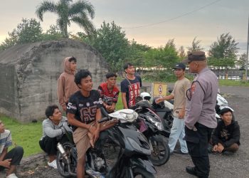 Personel Teluk 01 Berikan Imbauan Kamtibmas kepada Pengunjung dan Para Remaja di Pantai Zakat