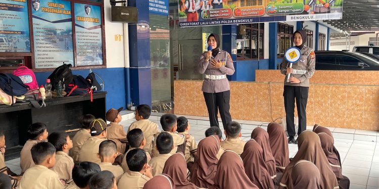 Serunya Belajar Rambu Lalu Lintas Bersama Polisi, Ditlantas Polda Bengkulu Gelar Polisi Sahabat Anak Bersama Siswa SD IT Al Anwar