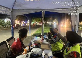 Personel Pos Taktis Belakang BIM Bantu Masyarakat Tunjukkan Arah Jalan Selama Nataru