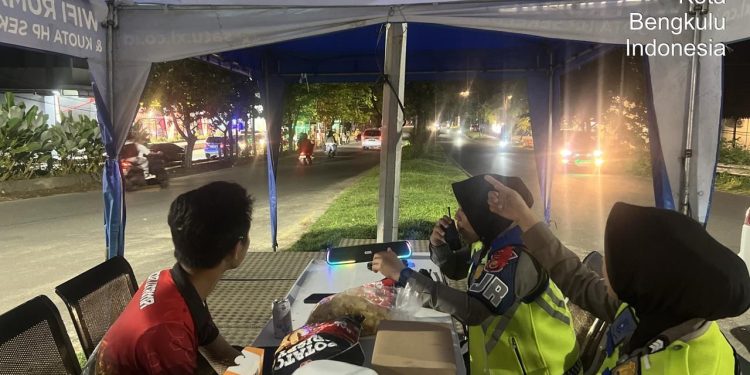 Personel Pos Taktis Belakang BIM Bantu Masyarakat Tunjukkan Arah Jalan Selama Nataru