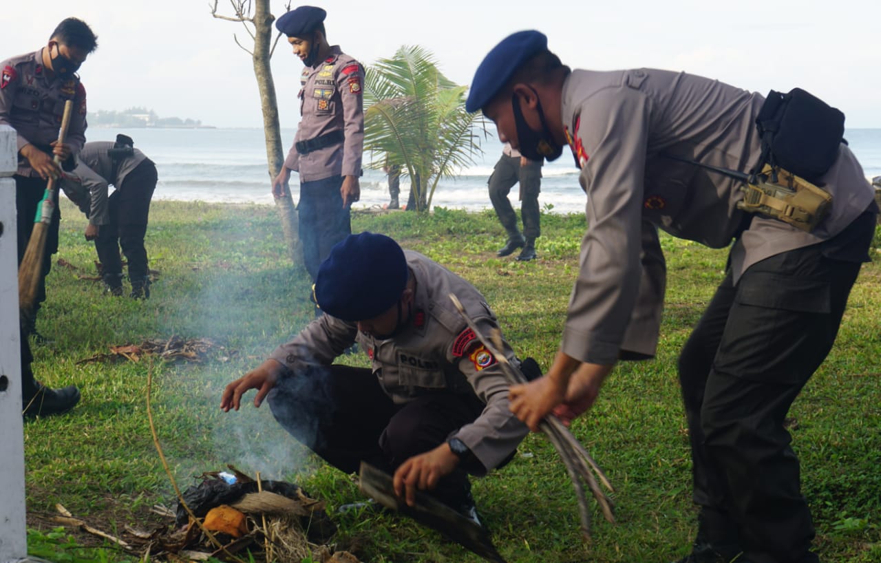 Naik Pangkat, Kasat Brimob Polda Bengkulu Ajak Anggota Bersihkan Pantai