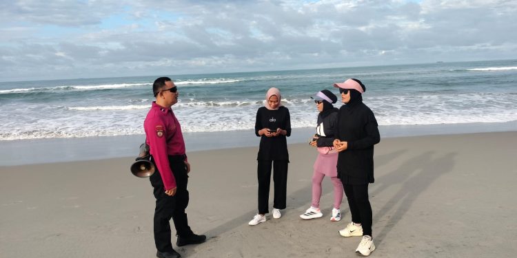 Ditpamobvit Polda Bengkulu Melaksanakan Patroli Dialogis di Obyek Wisata Pantai Pasir Putih