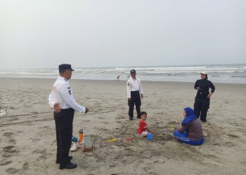 Berikan Rasa Aman di Akhir Pekan, Subdit Wisata Ditpamobvit Polda Bengkulu Patroli Dialogis di Kawasan Pantai Panjang