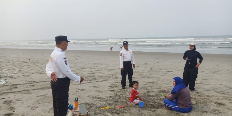 Berikan Rasa Aman di Akhir Pekan, Subdit Wisata Ditpamobvit Polda Bengkulu Patroli Dialogis di Kawasan Pantai Panjang