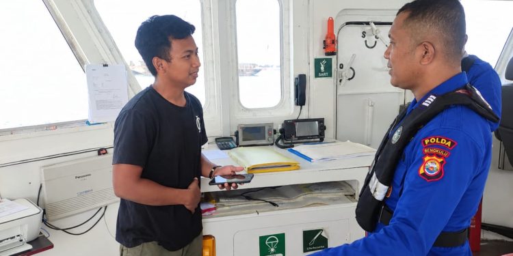 Jaga Perairan Tetap Kondusif, Ditpolairud Polda Bengkulu Patroli dan Sambangi ABK di Pulau Baai