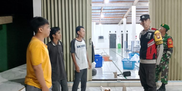 Patroli Gabungan Sinergitas TNI-Polri dalam menciptakan sitkamtibmas yang aman dan kondusif di Wilayah Hukum Polsek Sukaraja