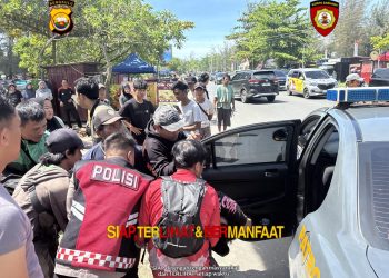 Anggota Pos Shelter Ditsamapta Polda Bengkulu Sigap Bantu Korban Lakalantas Di Depan Pos Shelter