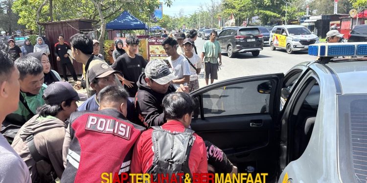Anggota Pos Shelter Ditsamapta Polda Bengkulu Sigap Bantu Korban Lakalantas Di Depan Pos Shelter