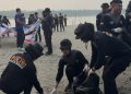 Bulan Bakti Kebersihan, Personel Ditsamapta Polda Bengkulu Bersihkan Pantai Pasir Putih