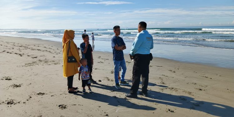 Ditpamobvit Polda Bengkulu Laksanakan Patroli Dialogis di Wisata Pantai Pasir Putih dan Pantai Panjang