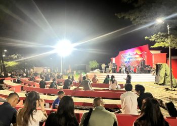 Pentas Musik Teratai Band Brimob Bengkulu Meriahkan Malam di Pasar Bengkulu