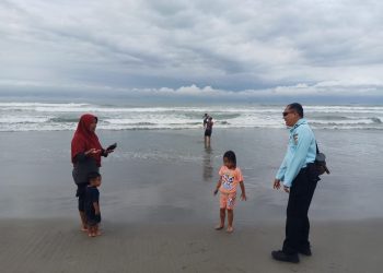 Ditpamobvit Polda Bengkulu Laksanakan Patroli Dialogis di Objek Wisata Pantai Panjang dan Pasir Putih
