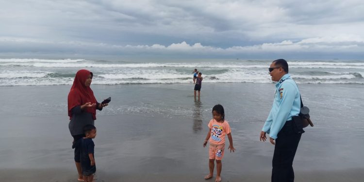 Ditpamobvit Polda Bengkulu Laksanakan Patroli Dialogis di Objek Wisata Pantai Panjang dan Pasir Putih