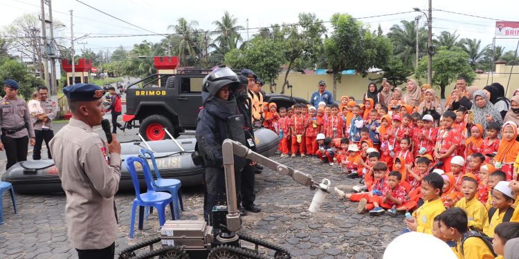 Satuan Brimob Polda Bengkulu Terima Kunjungan Edukasi Siswa SD Dan TK