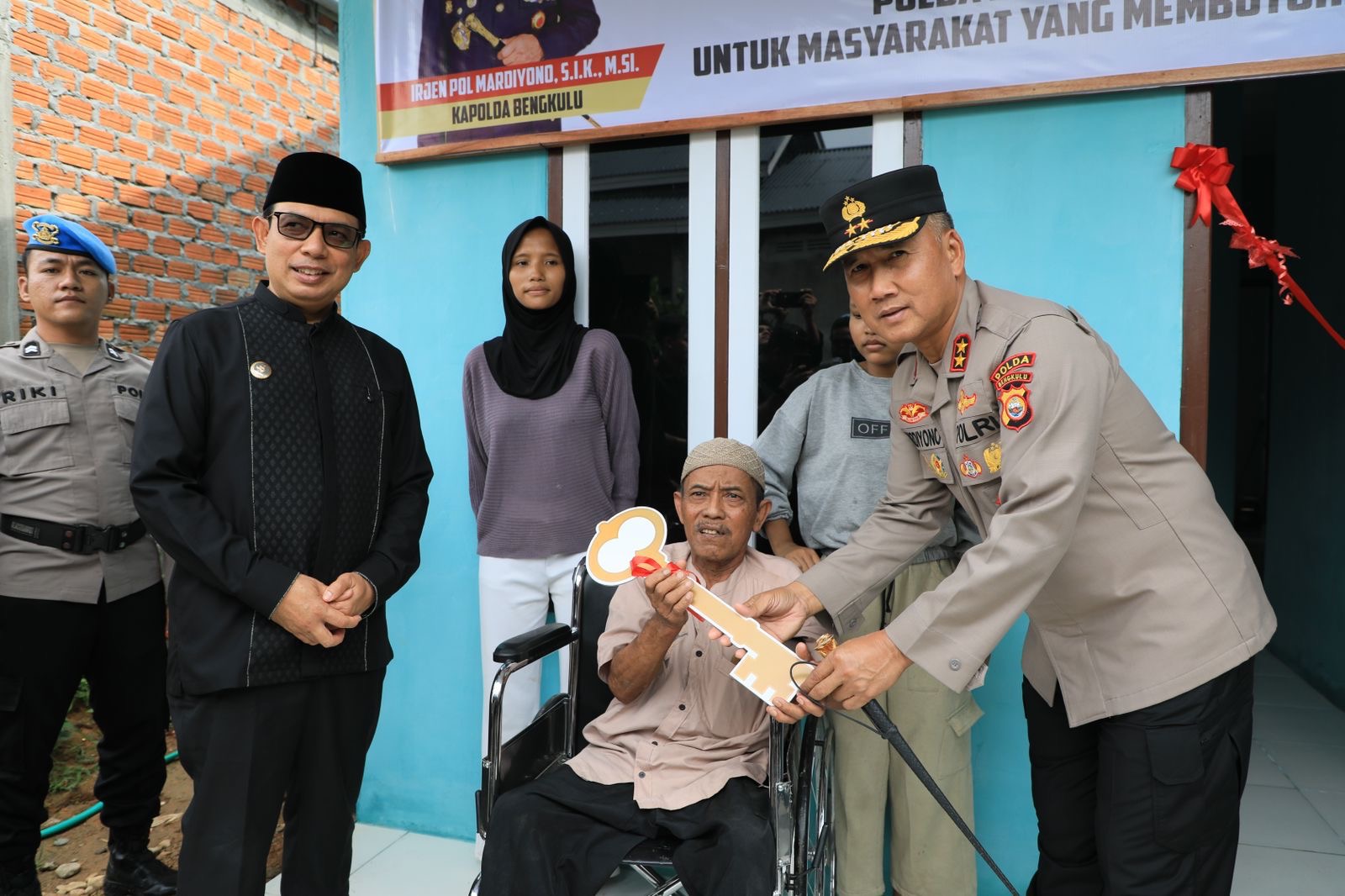 Kapolda Bengkulu Resmikan Bedah Rumah ke-68 dan Gelar Bakti Sosial Polda
