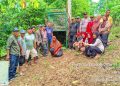 Bhabinkamtibmas Dampingi BKSDA Pasang Jebakan Beruang Madu di Desa Arga Indah II