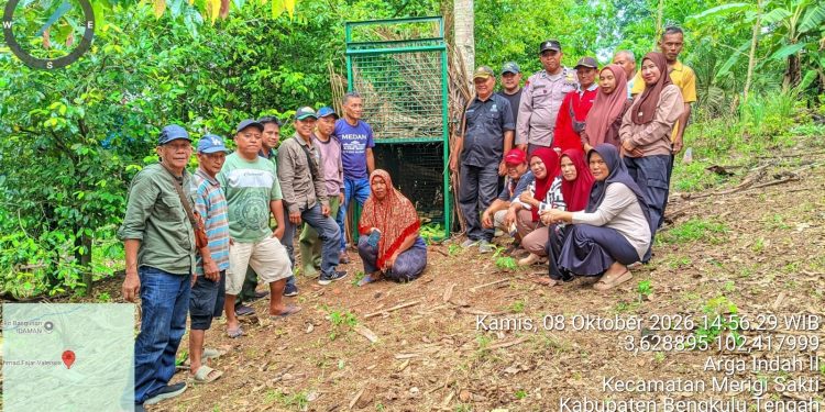 Bhabinkamtibmas Dampingi BKSDA Pasang Jebakan Beruang Madu di Desa Arga Indah II