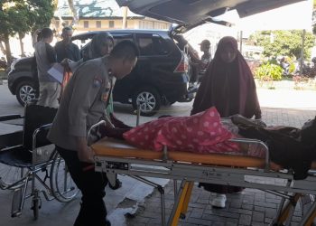 Bhabinkamtibmas Betungan Bantu Antar Warga Sakit ke RS M. Yunus