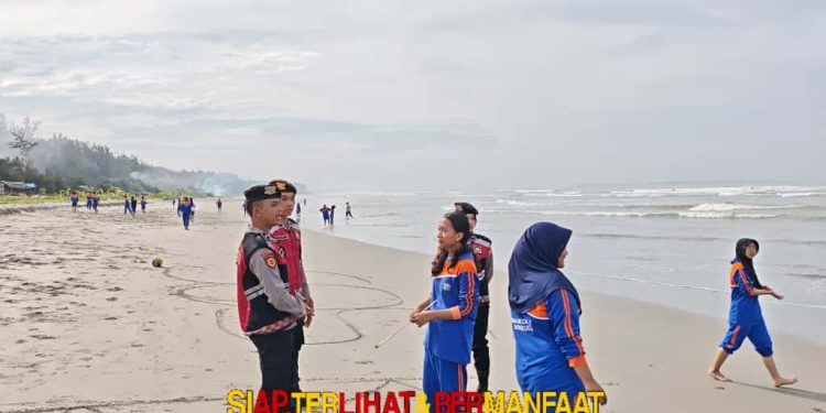 Personel Piket Pos Shelter Ditsamapta Polda Bengkulu Laksanakan Patroli Jalan Kaki di Sekitaran Pantai Panjang