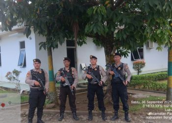 Personel Ditpamobvit Polda Bengkulu Laksanakan Pengamanan di Pabrik Kelapa Sawit PT. Sandabi Indah Lestari
