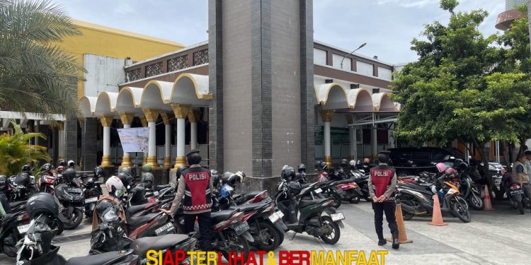 Polwan Dit Samapta Polda Bengkulu Amankan Sholat Jumat di Masjid-Masjid, Pastikan Keamanan dan Kenyamanan Jamaah
